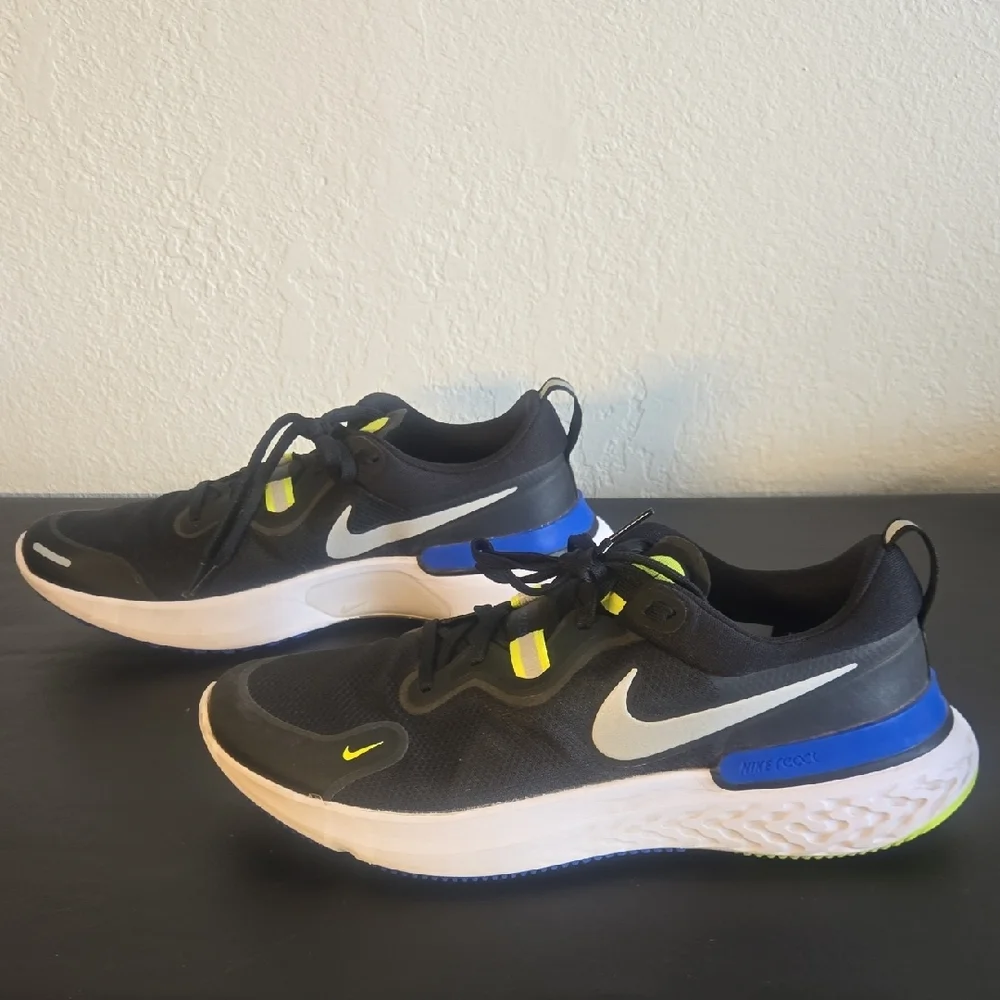Nike Black and Blue Athletic Shoes - Picture 7 of 11